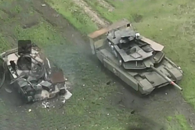 Cận cảnh đoàn xe bọc thép Nga bị đặc nhiệm Ukraine bắn phá, chặn đường tiến công