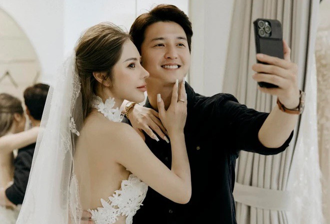 Diễn viên Huỳnh Anh và vợ MC hơn 6 tuổi đi thử đồ cưới