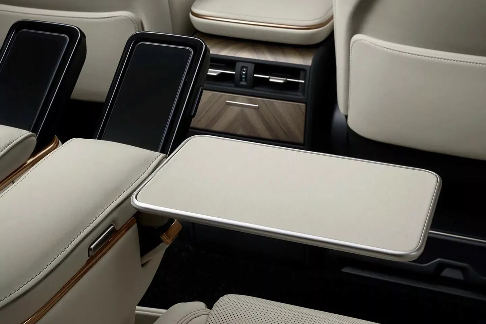 lexus lm 6 cho 3.jpg