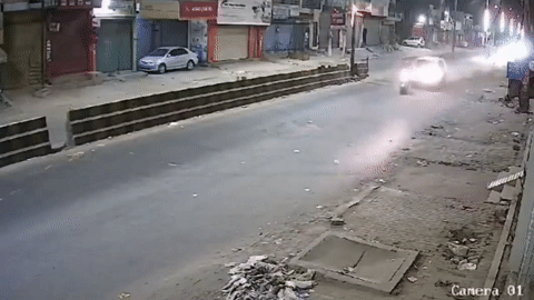 Phóng nhanh, ô tô tông văng người đi xe máy rồi bỏ chạy