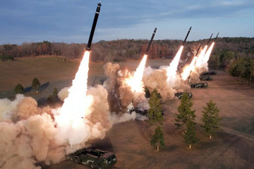 Triều Tiên phóng 10 tên lửa đạn đạo ra biển sau vụ phóng vệ tinh thất bại