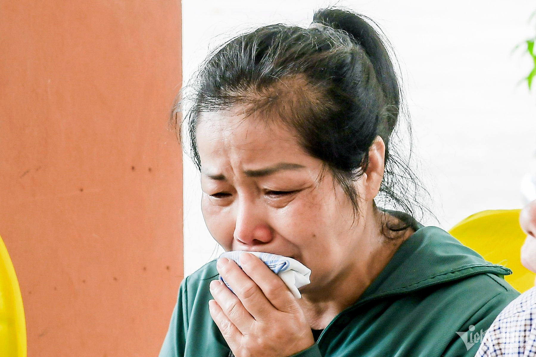 Vụ bé trai tử vong do bị bỏ quên trên xe: Bà ngoại khóc ngất tại nhà tang lễ