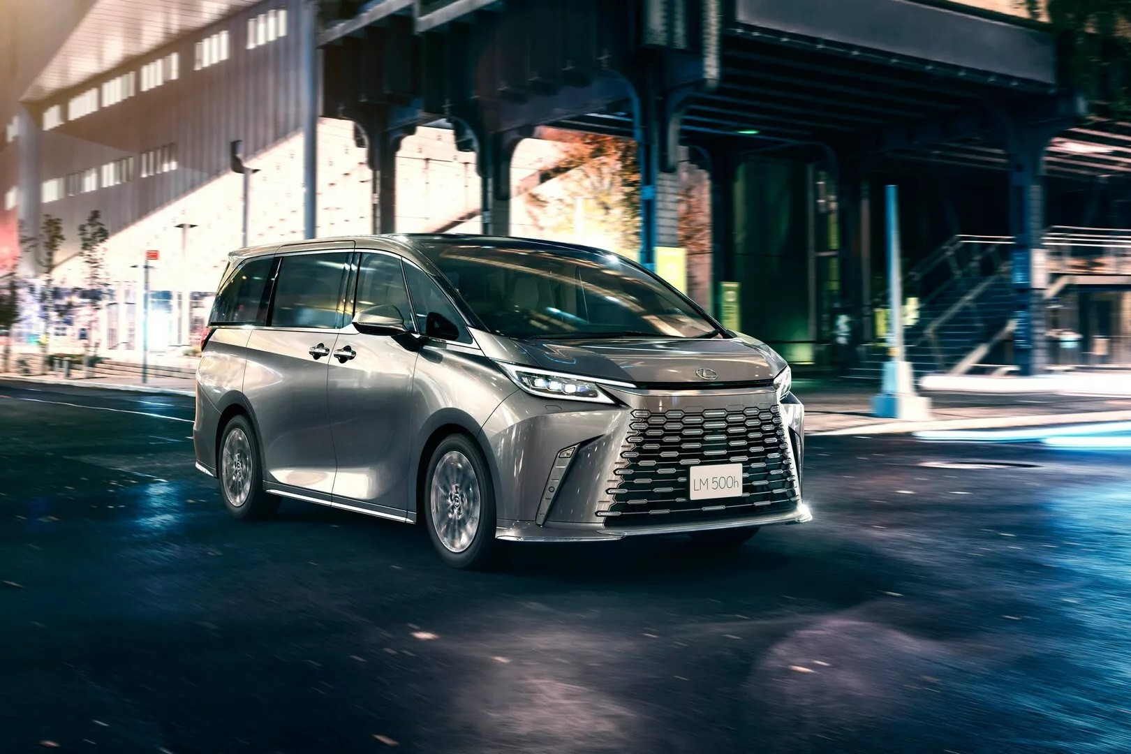 Xe MPV siêu sang Lexus LM bản thấp ra mắt, có kén khách như Toyota Alphard?