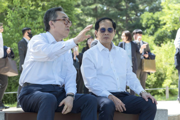 Hai Bộ trưởng Ngoại giao Việt Nam và Hàn Quốc thăm Cung Gyeongbuk
