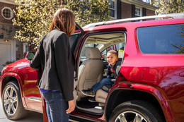 Công nghệ cảnh báo bỏ quên trẻ em trên ô tô được các hãng xe ứng dụng thế nào?