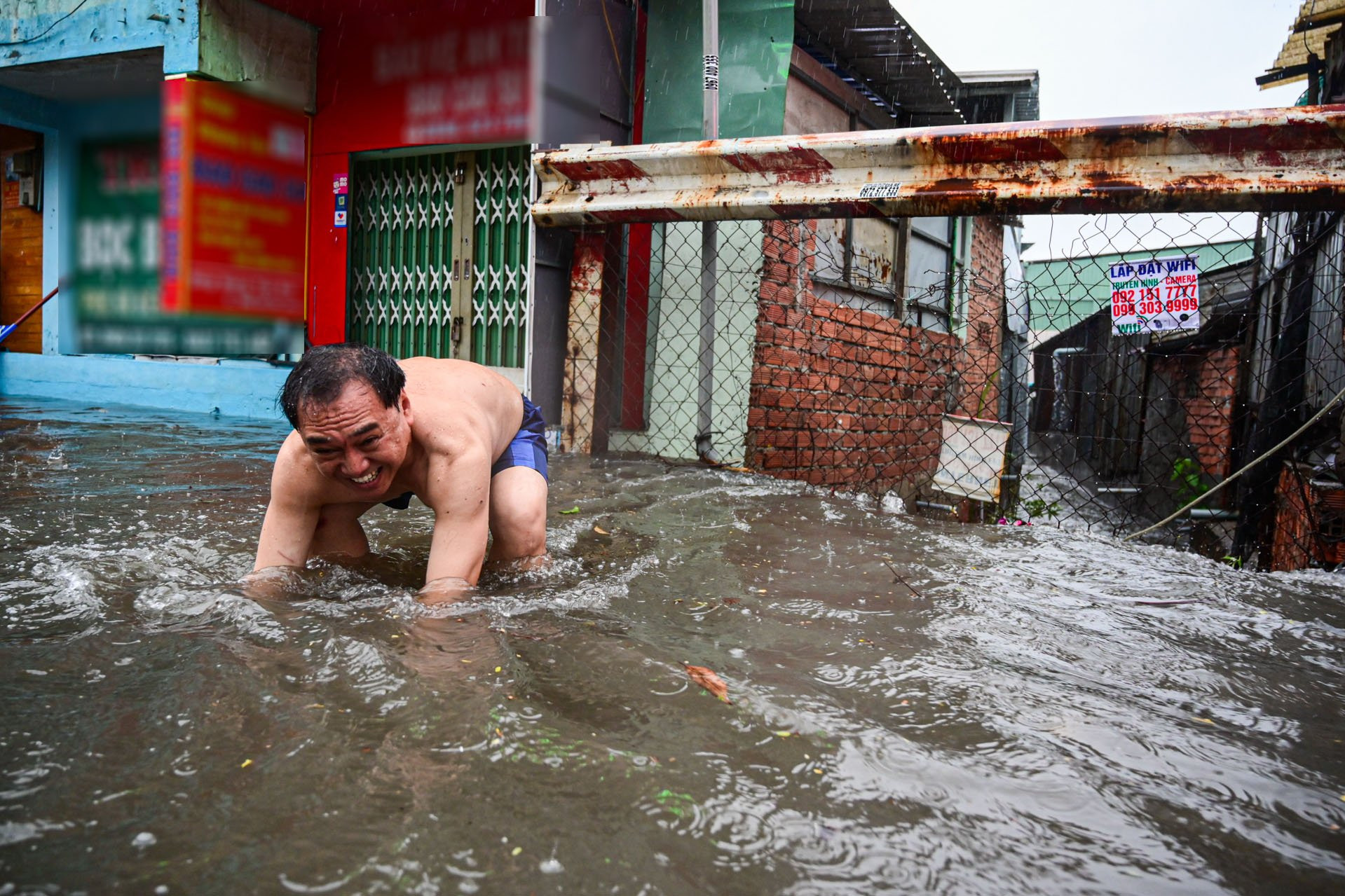 Mưa lớn khoảng 30 phút, người dân TP.HCM bì bõm lội nước về nhà