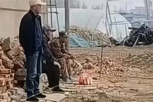Nghe tin em út ly hôn, 3 anh trai nghỉ làm về quê, xây nhà mới chào đón
