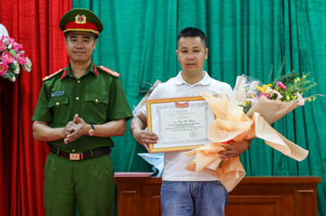 Khen thưởng người leo tường cứu nạn nhân mắc kẹt trong đám cháy ở Hà Nội