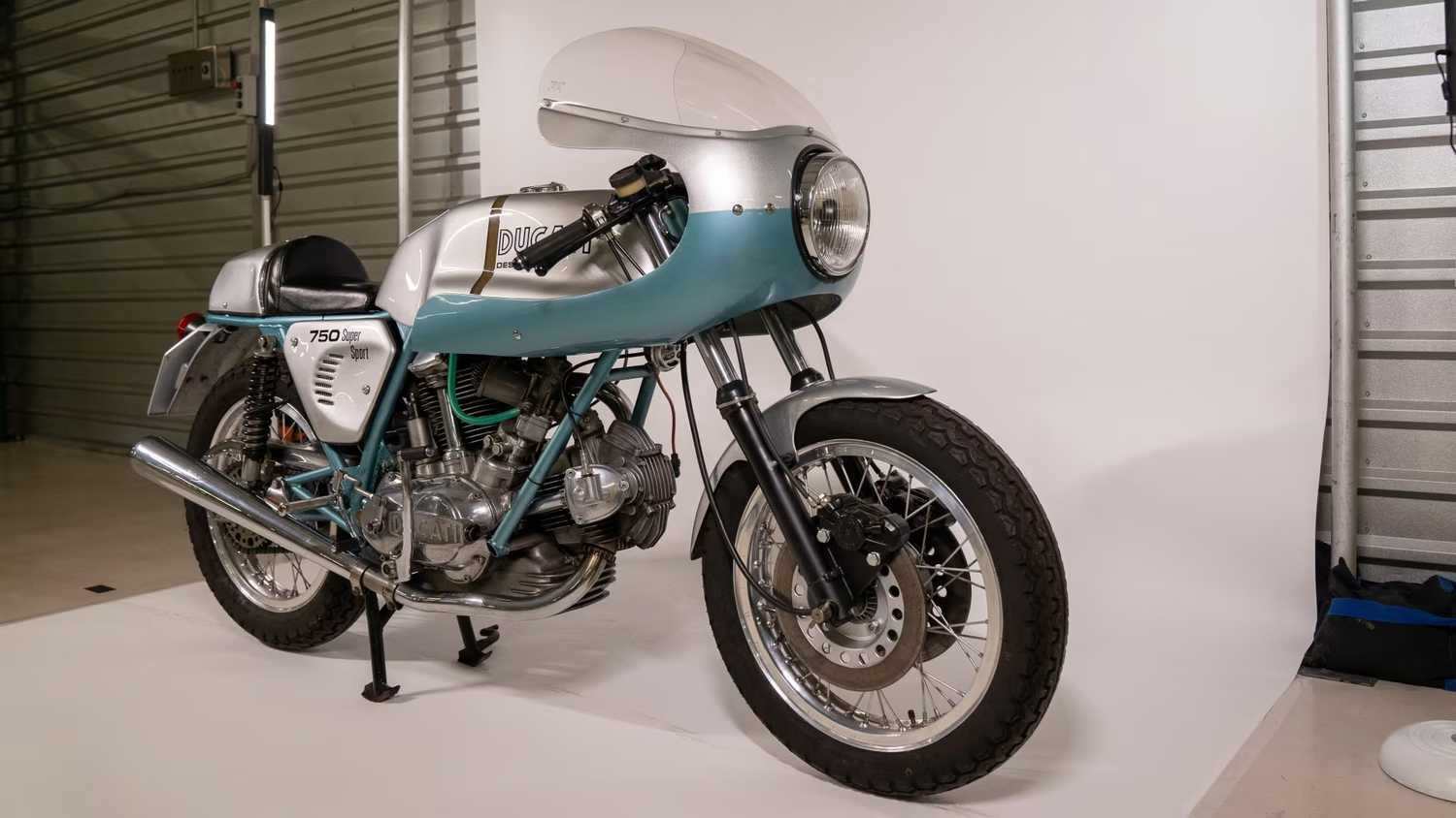 81974 ducati 750 super sport mecu.jpeg