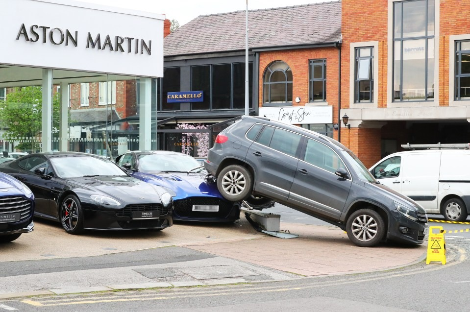 Tài xế &apos;méo mặt&apos; vì bất cẩn lùi trúng siêu xe Aston Martin đắt tiền