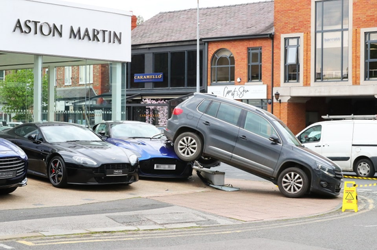 Tài xế 'méo mặt' vì bất cẩn lùi trúng siêu xe Aston Martin đắt tiền