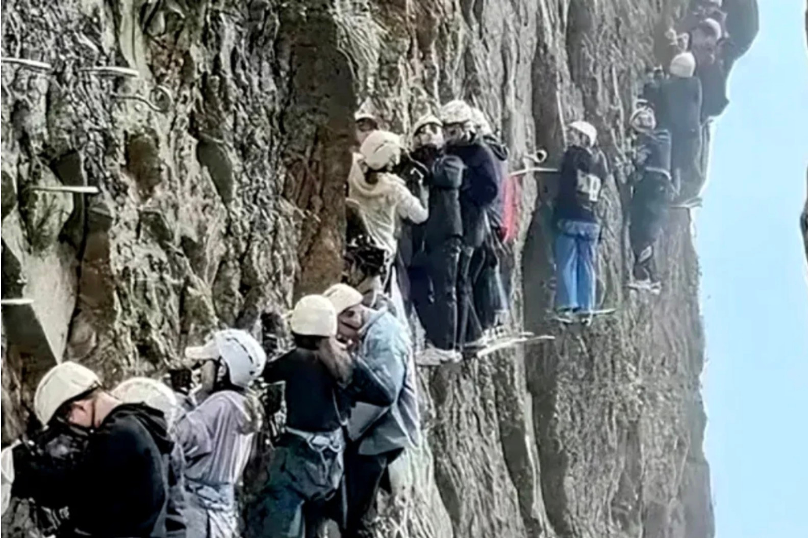 Cận cảnh tắc đường trên vách đá dựng đứng ở Trung Quốc