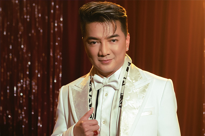 Đàm Vĩnh Hưng xin lỗi giữa ồn ào đeo huy hiệu 'lạ' trong liveshow