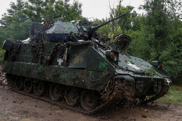 Hình ảnh binh sĩ Nga thu giữ thiết giáp Bradley của quân Ukraine