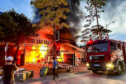 Sau tiếng nổ lớn, quán ăn ở Hải Phòng bốc cháy dữ dội