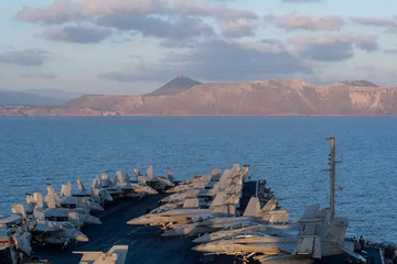 Tàu sân bay Mỹ tái vũ trang, trở lại Biển Đỏ đối phó tên lửa của Houthi