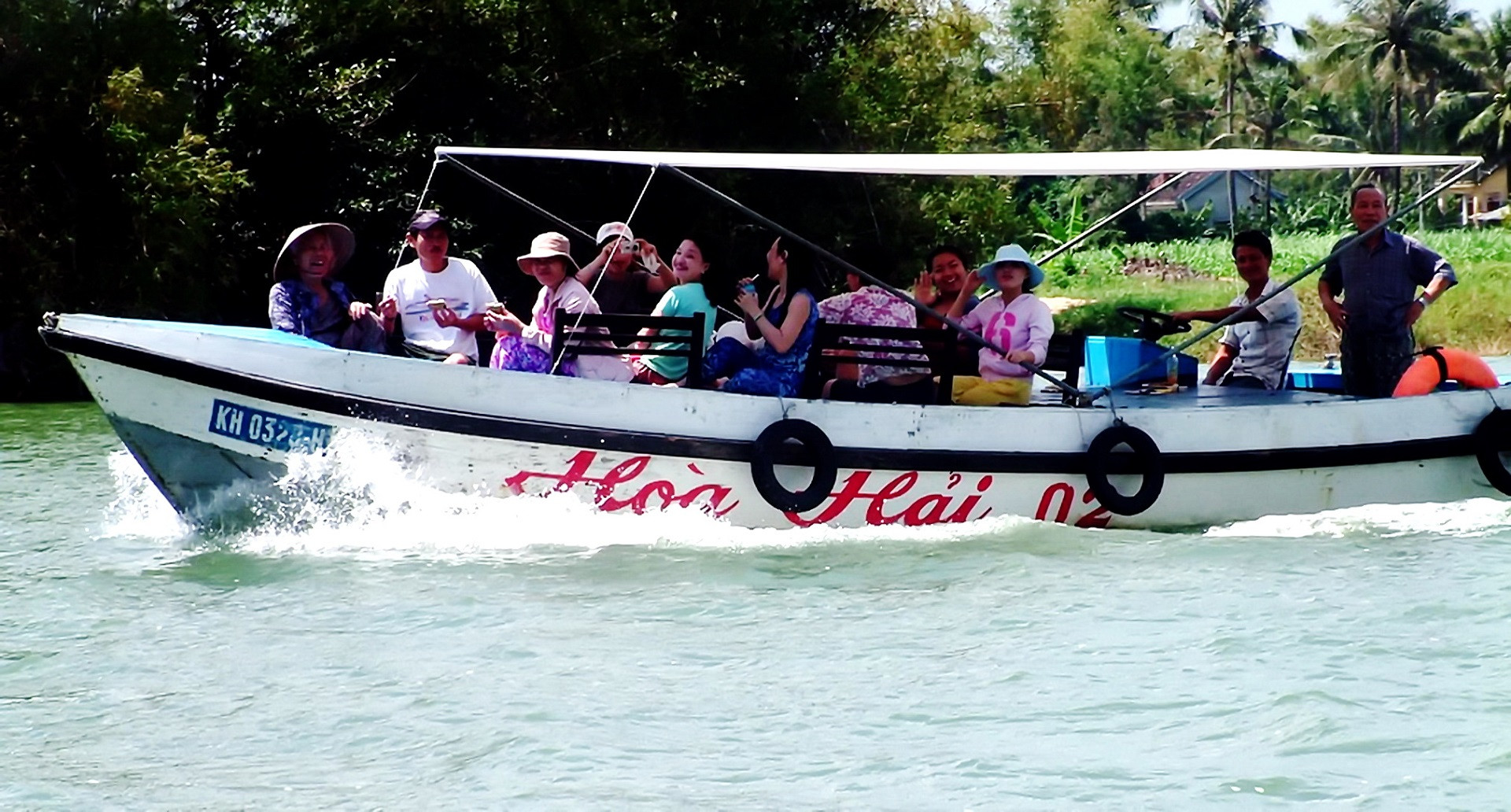 1 thuyen du lich tren song cai.jpg