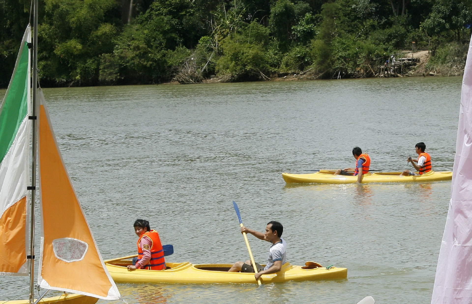 boi thuyen kayak song Cái.jpg