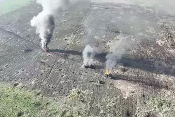 Cận cảnh UAV Ukraine tấn công xuyên lồng bảo vệ, phá hủy xe bọc thép Nga