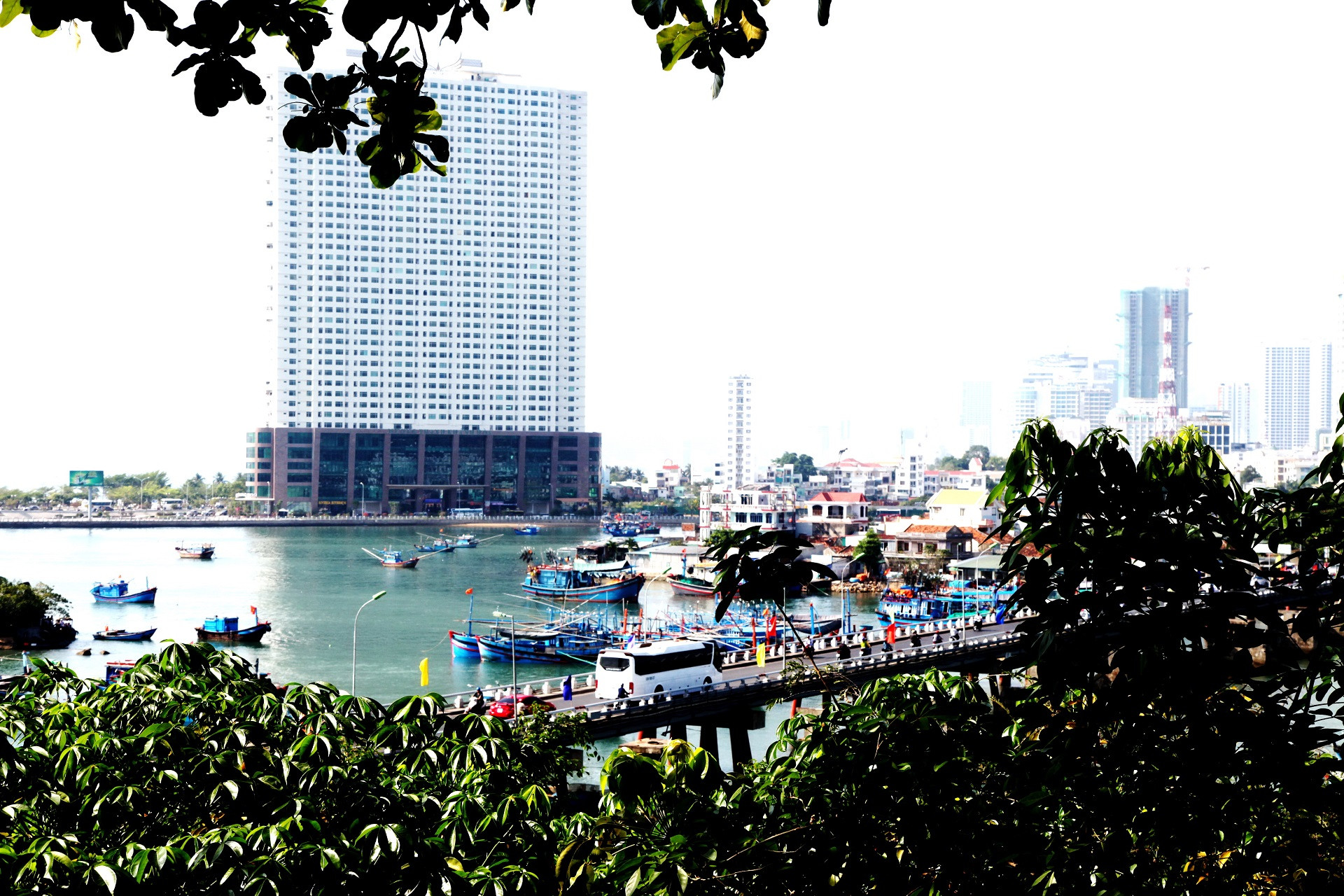 cau xom bong qua song Cai.JPG