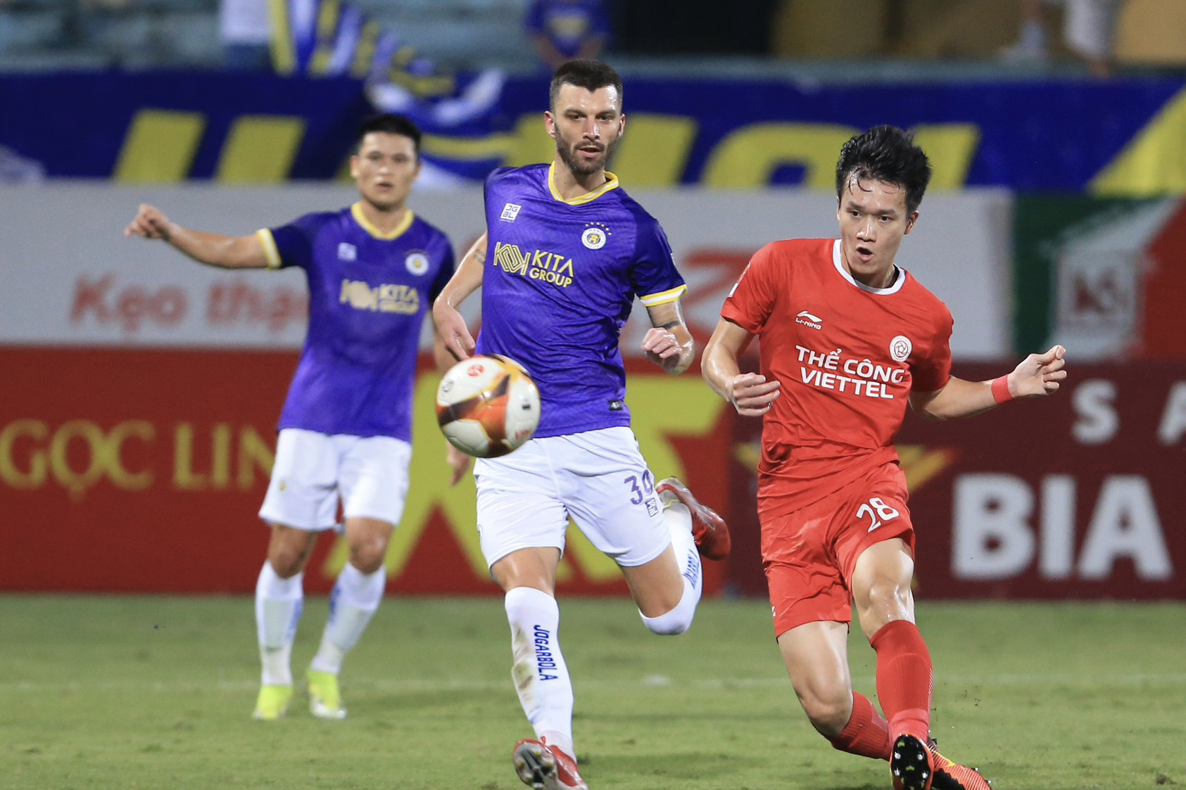 Hoàng Đức ghi điểm trong ngày HLV Kim Sang Sik dự khán