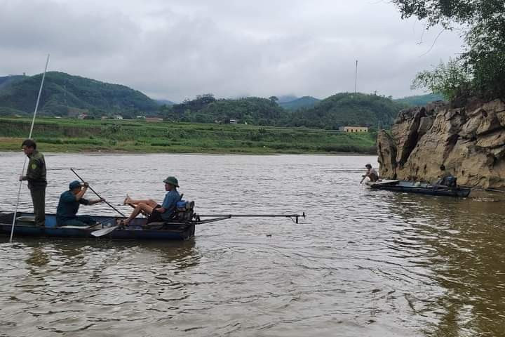 Nam sinh tử vong trên sông Hồng, dồn lực tìm kiếm 1 trường hợp mất tích