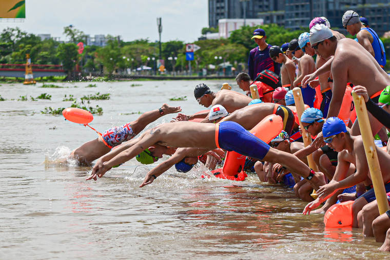 Cùng 600 người bơi vượt sông Sài Gòn, chàng trai 19 tuổi tiết lộ một điều