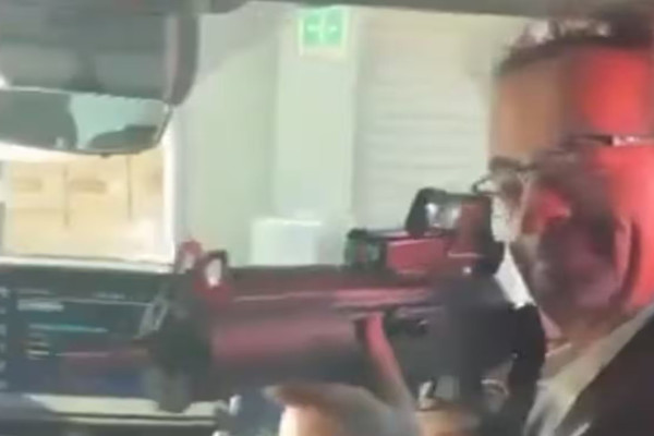Đại sứ Anh tại Mexico bị sa thải vì chĩa súng vào cấp dưới