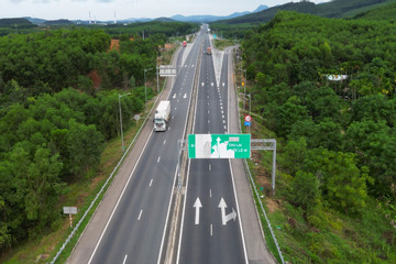 Loạt biển báo trên cao tốc Đà Nẵng - Quảng Ngãi gây khó cho tài xế