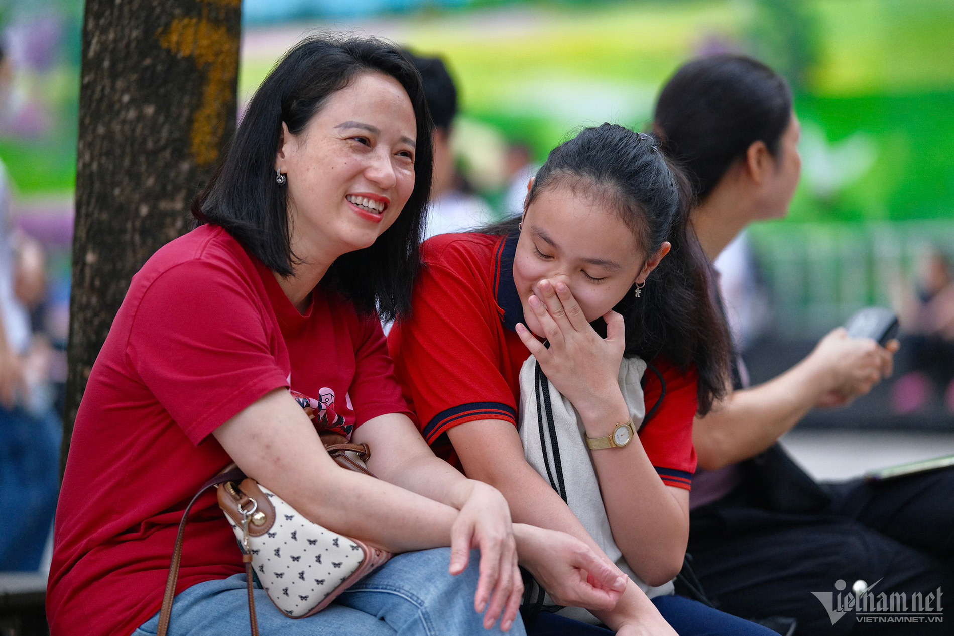 Tưng bừng không khí kỳ thi vào lớp 10 trường chuyên đầu tiên tại Hà Nội