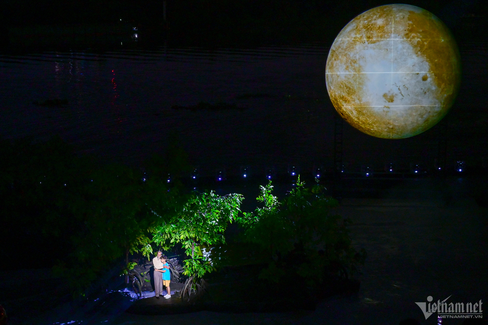 W-lễ hội sông nước TPHCM 11.jpg