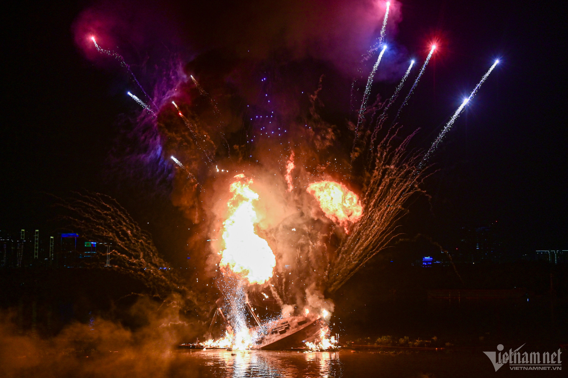 W-lễ hội sông nước TPHCM 12.jpg