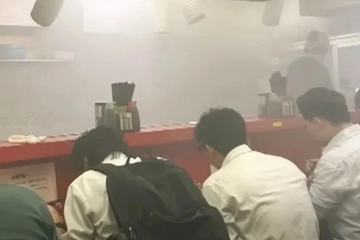 15 khách vẫn ngồi ăn mì ramen bất chấp nhà hàng cháy