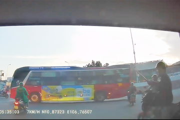 Bắt nghi can cầm gậy sắt đập bể kính xe tải trên đường ở TP Thủ Đức