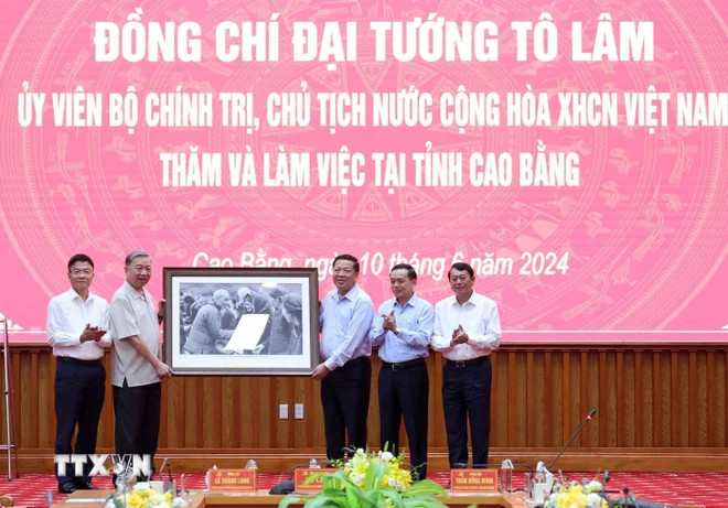 ttxvn_chu_tich_nuoc_to_lam_lam_viec_voi_ban_thuong_vu_tinh_uy_cao_bang_5.jpg