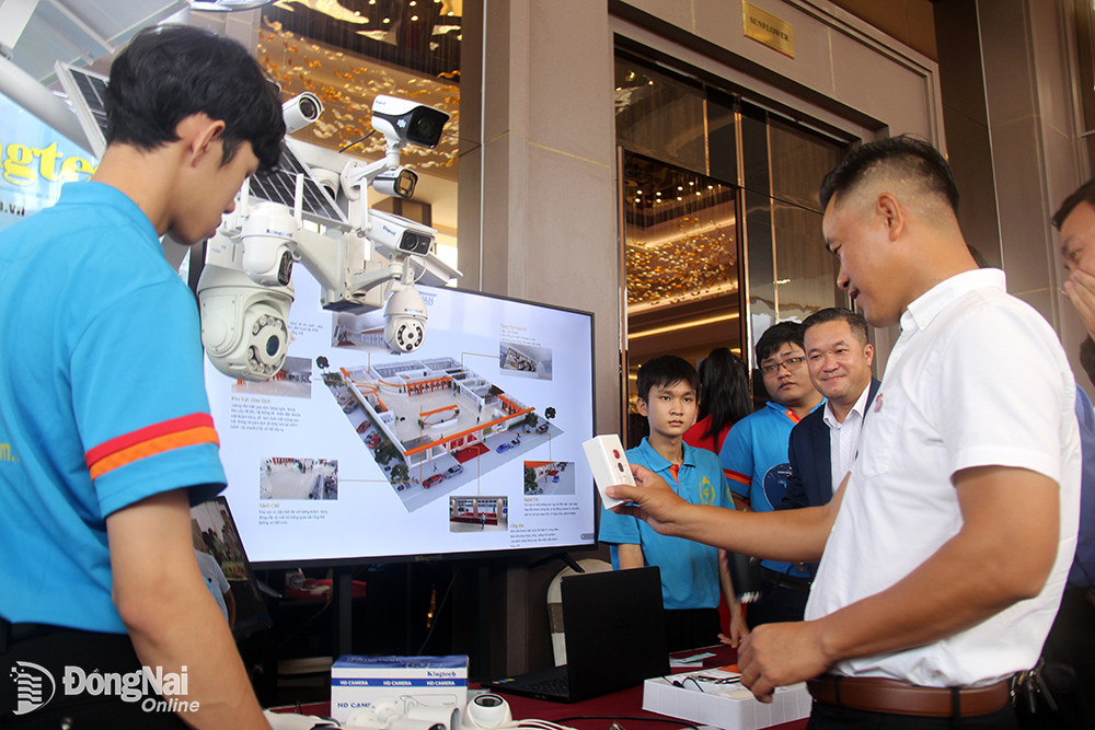 Doanh nghiệp của Đồng Nai giới thiệu về các sản phẩm công nghệ số bên lề một chương trình tọa đàm do Hội Doanh nhân trẻ Đồng Nai tổ chức.
