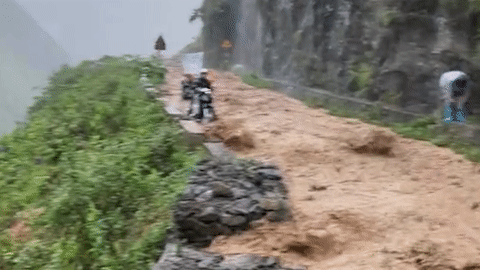 Du khách bỏ xe, 'mếu máo' vì tiết kiệm cả năm đi Hà Giang lại đúng đợt mưa lũ