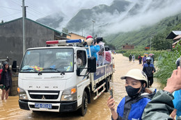 'Giải cứu' 1.000 du khách tham quan sông Nho Quế bị mắc kẹt do mưa lũ
