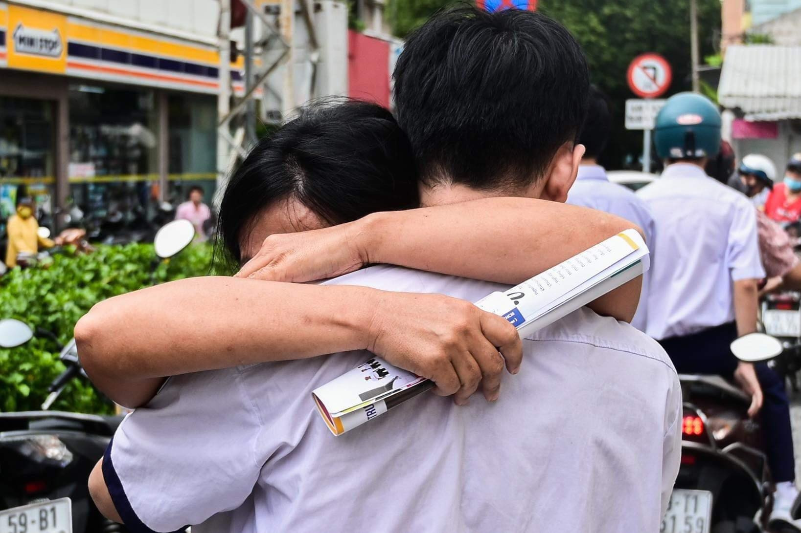 Học trò TPHCM bật khóc vì đề thi Toán lớp 10, phải chăng do học vẹt?