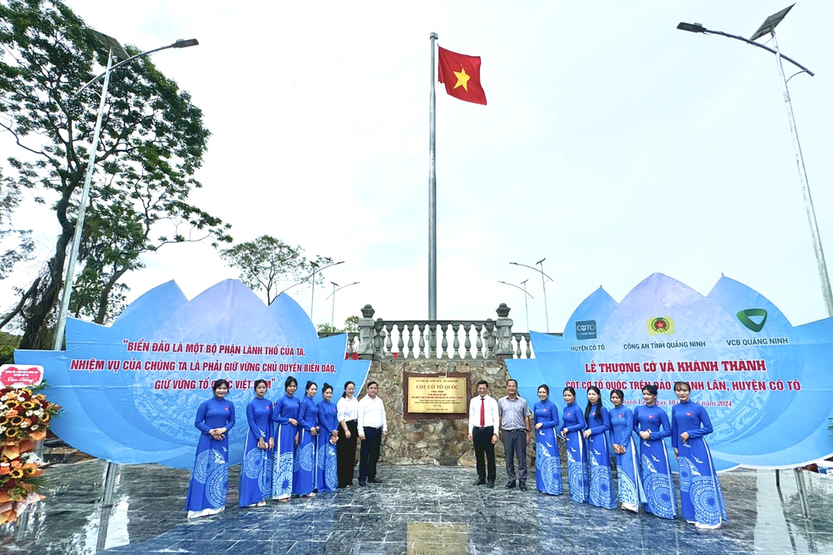 Khánh thành công trình cột cờ Tổ quốc trên đảo tiền tiêu ở Quảng Ninh