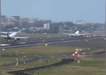 Khoảnh khắc thót tim 2 máy bay Airbus A320 suýt va nhau trên đường băng