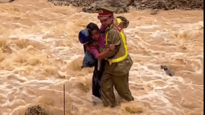 Khoảnh khắc thượng úy công an giành sự sống cho 3 người giữa dòng lũ ở Hà Giang
