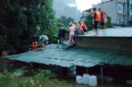 Mưa ngập chưa từng có ở Hà Giang, cảnh sát phá nóc nhà cứu 4 người mắc kẹt