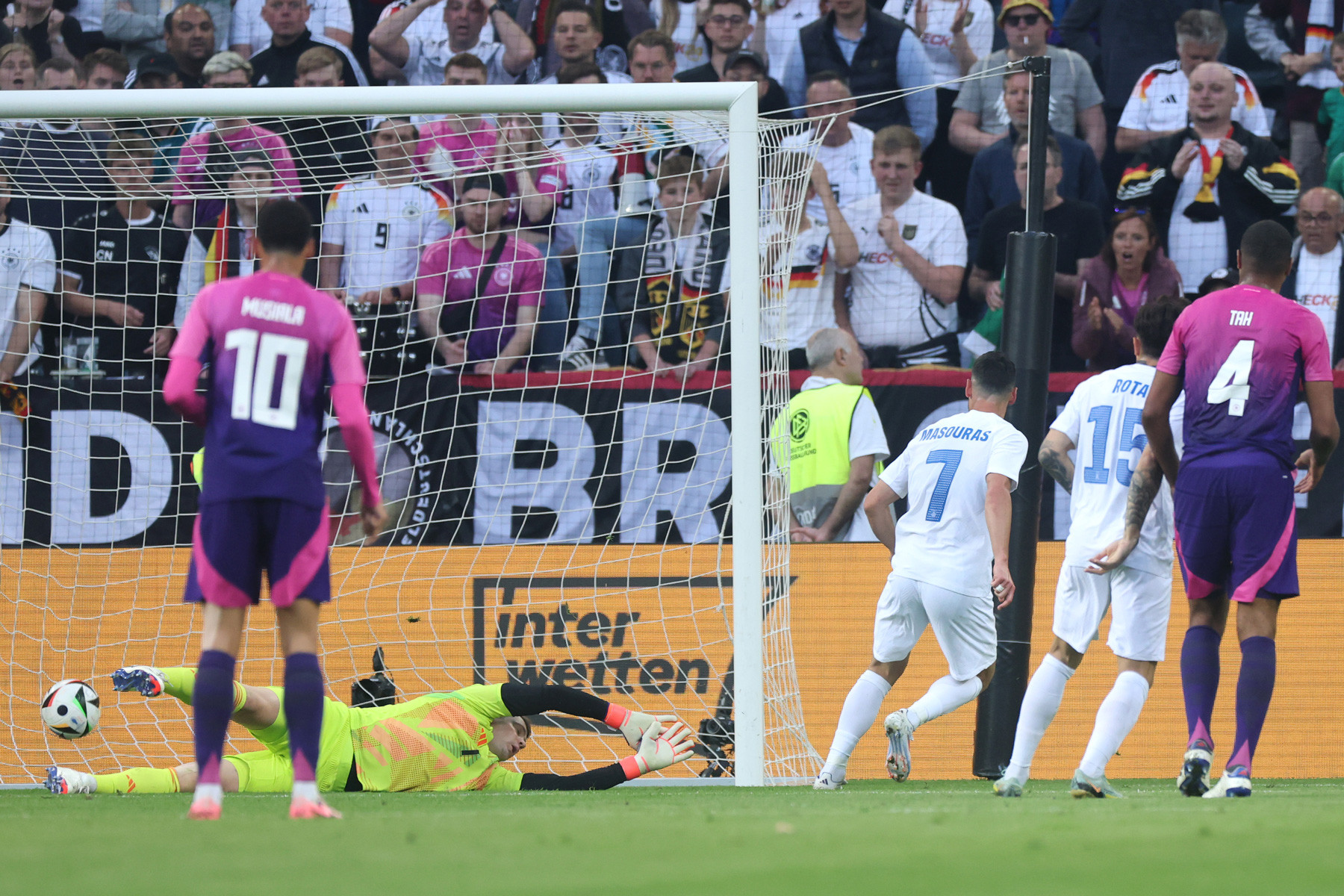 Neuer Duc Hy Lap.jpg