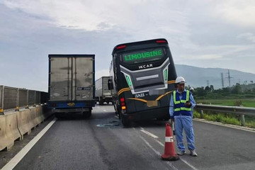 Ô tô khách bị gãy trục, rơi bánh xe trên cao tốc Nghi Sơn - Diễn Châu