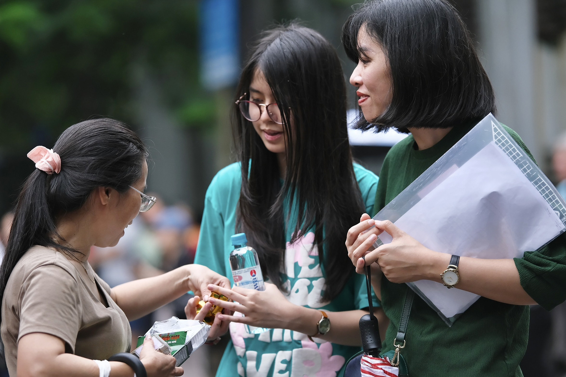 Thi trường chuyên Hà Nội: Thí sinh nhầm giờ thi, được phát bánh đậu xanh lấy may