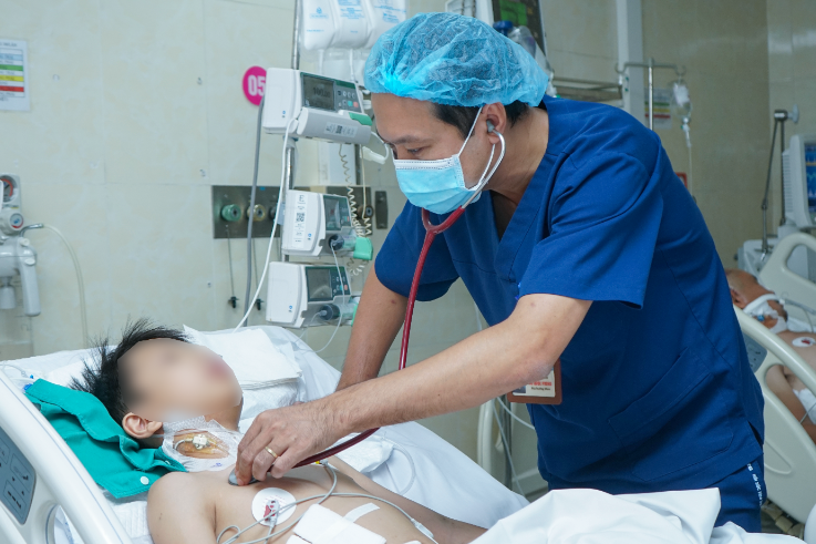 Báo động đỏ cứu nam sinh bị xe ba gác chèn ngang người
