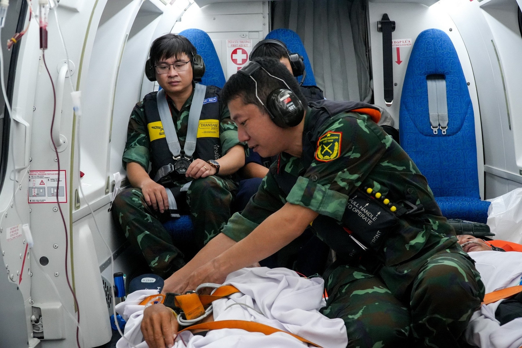 Cấp cứu đặc biệt trên đảo Trường Sa, đưa 2 bệnh nhân nguy kịch về đất liền