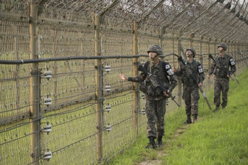 Hàn Quốc nổ súng cảnh cáo khi 20 lính Triều Tiên vượt đường phân giới quân sự
