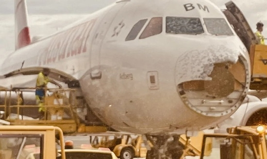 Máy bay chở khách bị vỡ mũi, nứt cửa sổ buồng lái vì mưa đá